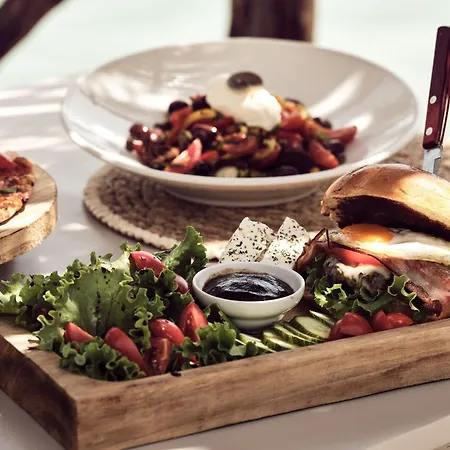 Gloria Maris And Hotel