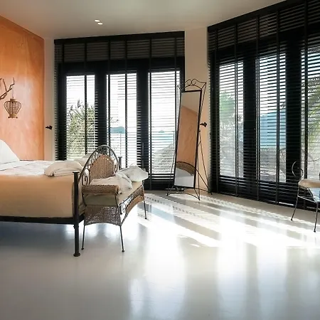 Gloria Maris And Hotel