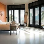 Gloria Maris And Hotel